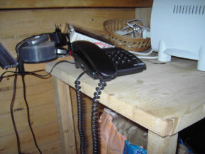 Unser erstes Telefon in der Holzhütte.