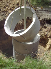 Die Betonringe werden in der Grube gestapelt.